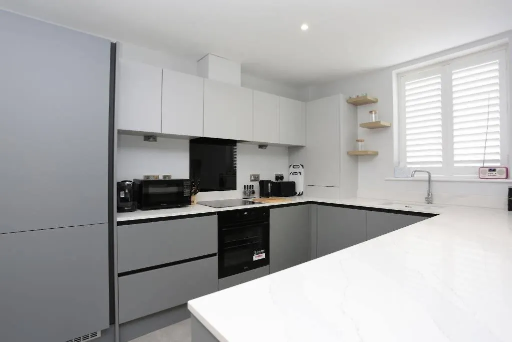 Bournecoast: Modern 2 Bed Flat With Patio - Fm8413 Apartment Bournemouth